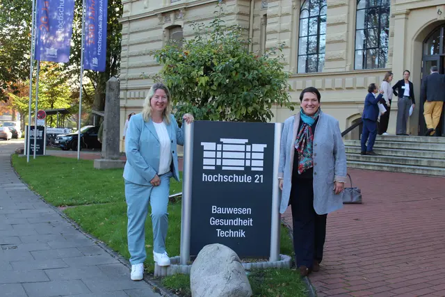 Zwei Frauen mit Verantwortung in Niedersachsen: Die CDU-Landtagsabgeordnete und stellvertretende Vorsitzende des Innenausschusses Birgit Butter und Niedersachsens Ministerin für Europa und Regionale Landesentwicklung Melanie Walter vor dem Schild der hochschule 21 | Foto: sts