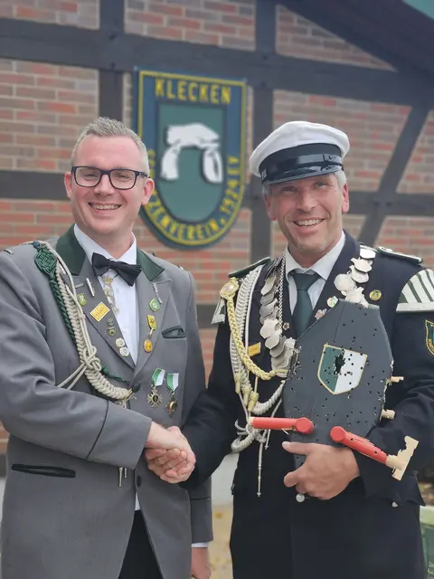 Vizekönig: Siggi Blesch (re.) und sein Adjutant und scheidender Vizekönig Tim vom Dorp  | Foto: Schützenverein Klecken