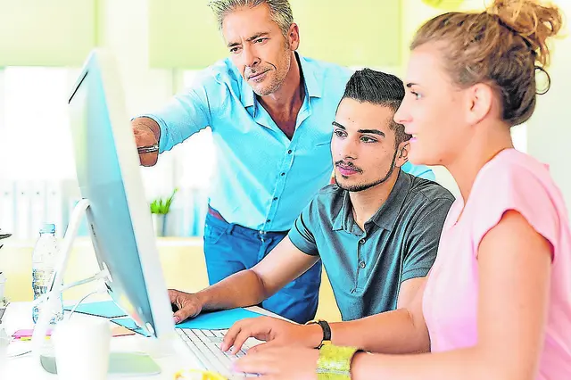 Profis unterstützen Jugendliche, die Probleme während der Ausbildung haben oder suchen mit ihnen den passenden Beruf | Foto: Goodluz / fotolia /randstad