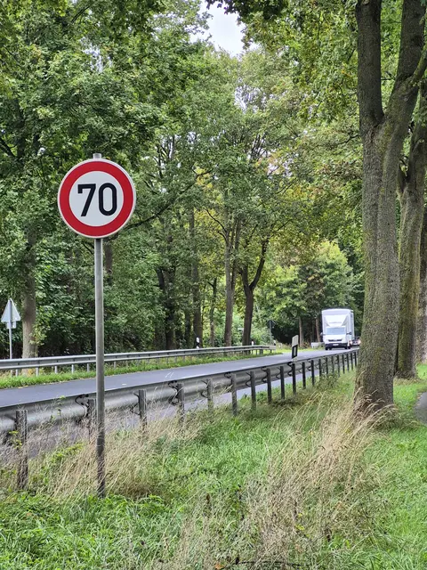 Dieses 70-km/h-Schild steht vom Heidekreis kommend in Fahrtrichtung Welle nur 100 Meter vor der Straße "Am Kamp" und es besteht kein Überholverbot | Foto: Pahl