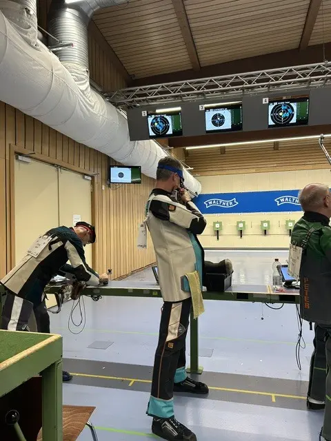 Jan Klintworth beim Schuss mit dem Zimmerstutzen | Foto: Schützenverein Glüsingen