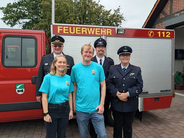 Kinderfeuerwehrwartin Josephine Klimek und Stellvertreter Ole Appel (vorne, v. li.) mit (hi., v. li.) stellv. Abschnittsleiter André Emme, stellv. Kreiskinderfeuerwehrwart Thomas Ohlsen und Ortsbrandmeisterin Kathrin Vick | Foto: Feuerwehr Putensen