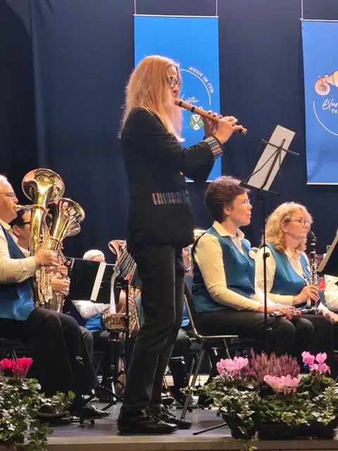 Linda Schön faszinierte das Publikum bei einem wunderschönen Solo auf ihrer Andenflöte beim traditionellen peruanischen Volkslied „El Condor pasa“ | Foto: Musik im TVM]