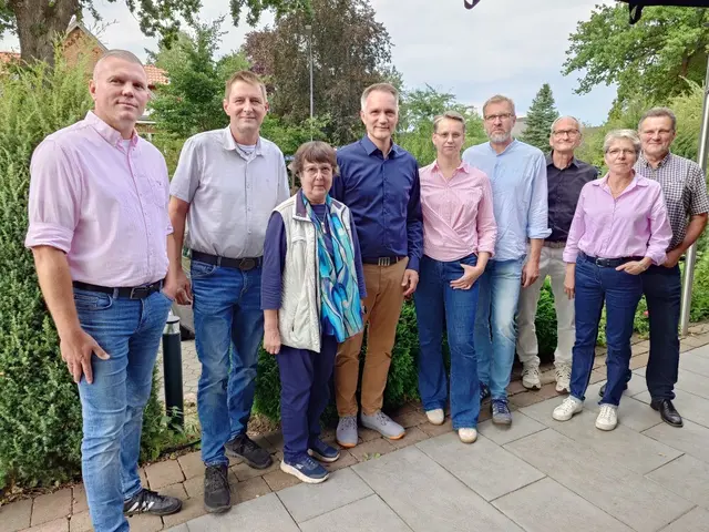 Fordern mehr Geld vom Land: Samtgemeinde-Verwaltungschef Jens Köster (4. v. li.) sowie die Gemeindebürgermeister Lars Jaap (Vierhöfen), Matthias Kruse (Wulfsen), Christa Beyer (Garstedt), Bianca Tacke (Salzhausen), Jörg Kraus (Gödenstorf), Carsten Glahn (Eyendorf), Sabine Petersen (stellv. für Horst Günter Jagau) und Thomas Kaiser (Toppenstedt) | Foto: Samtgemeinde Salzhausen