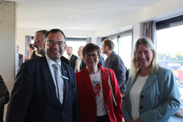 Ein herzliches Miteinander: Erster Kreisrat Thorsten Heinze (v.li.), Buxtehudes Bürgermeisterin Katja Oldenburg-Schmidt und die CDU-Landtagsabgeordnete Birgit Butter  | Foto: sts
