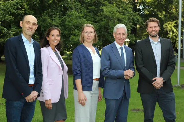Über die Verlängerung der Förderung freuen sich (v. li.): Projektmitarbeiter Dr. Duncan Cooper, Kreisrätin Ana Cristina Bröcking, Projektmitarbeiterin Andrea Paschke, Landrat Rainer Rempe und Stefan Baumann, Leiter der Abteilung Bildung, Schule, Kreisvolkshochschule und Sport | Foto: ©Landkreis Harburg