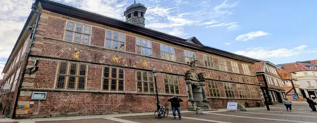 Das historische Rathaus eines der markantesten Gebäude in der Stader Altstadt | Foto: jd
