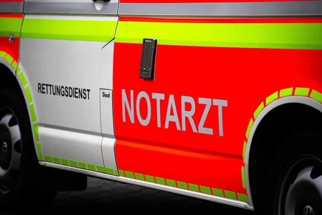 Ein 52-jähriger Dachdecker aus Sittensen stürzte bei Arbeiten an einem Bauernhaus in Jork auf den Dachboden und wurde verletzt | Foto:  Jan Winkler/Adobe Stock