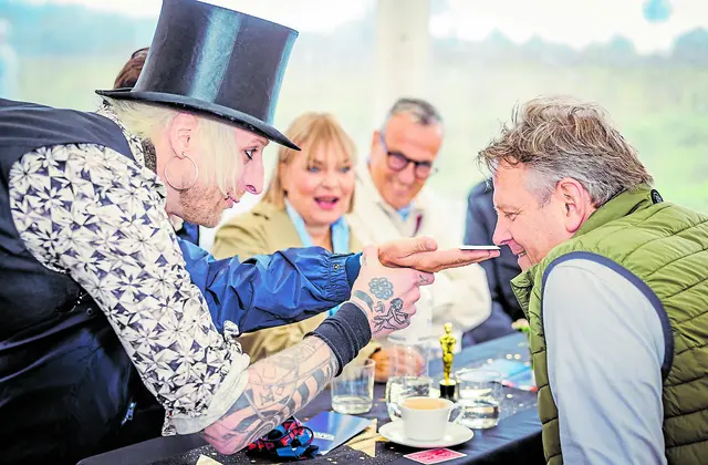 Die Gäste hatten viel Spaß während der Veranstaltung, dafür sorgte der Zauberkünstler | Foto: Fischkopp Films GmbH