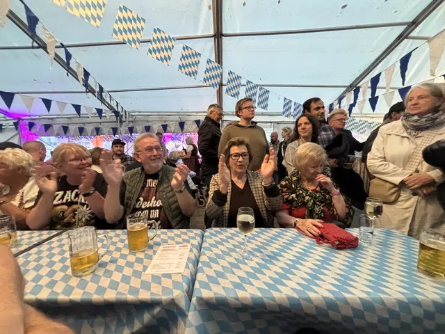 Ausgelassen klatschten viele Gäste zur Musik | Foto: sts