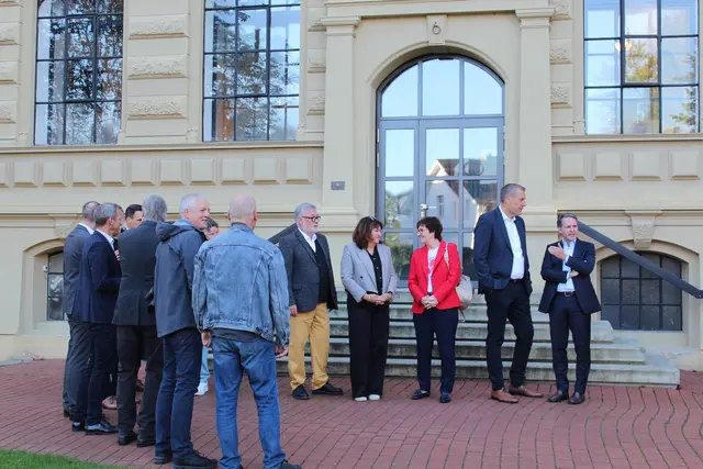 Begegnung vor dem offiziellen Teil: Gäste aus Politik, Wirtschaft und Hochschule kamen vor der hochschule 21 miteinander ins Gespräch | Foto: sts