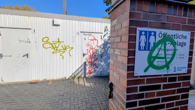 Viele öffentliche WCs werden durch Vandalismus beschädigt. Schmierereien sind a noch das kleinste Übel | Foto: jd