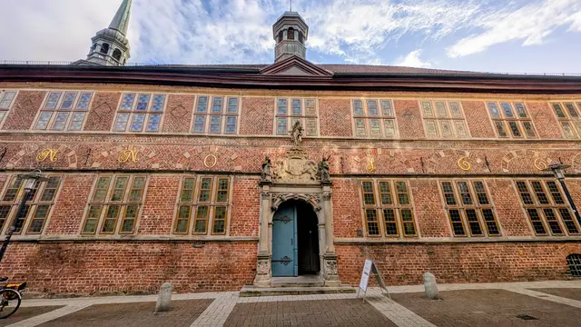 Das Stader Rathaus in neuer Optik: Die Fensterrahmen und -flügel sind jetzt braun | Foto: jd
