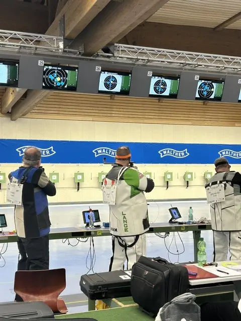 Olaf Lange (Mi.) beim Schuss mit dem Zimmerstutzen | Foto: Schützenverein Glüsingen