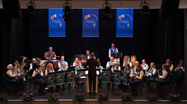 Das Blasorchester des TV Meckelfeld begeisterte das Publikum beim "Kaffee und-Kuchen-Konzert" in der Burg Seevetal | Foto: Musik im TVM]