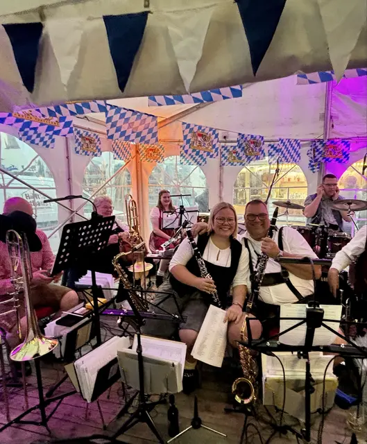 Die Marschband sorgte für gute Laune | Foto: sts