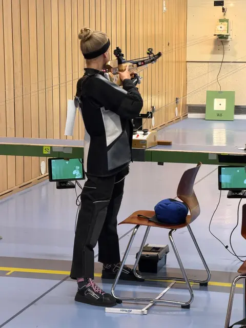 Lea Wübbe beim Schießen mit der Armbrust aus zehn Metern Entfernung | Foto: Schützenverein Glüsingen