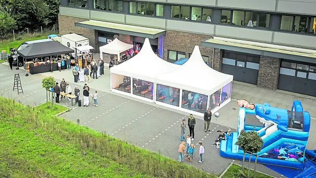 Die Feier zum fünfjährigen Bestehen fand auf dem Firmengelände "Beim Eichhofe" statt | Foto: Fischkopp Films
