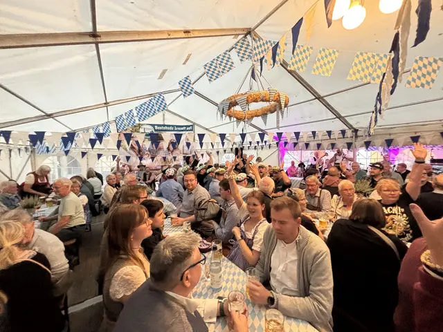 Volles Festzelt und zünftige Musik beim Oktoberfest in Buxtehude | Foto: sts