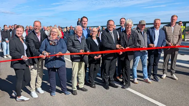 Der Moment, auf den ganz Seevetal, vor allem aber Maschen und Hörsten ein Jahrzehnt gewartet haben: Die 2016 gesperrte Decatur-Brücke wird endlich wieder für den Verkehr freigegeben | Foto: Jan Filter