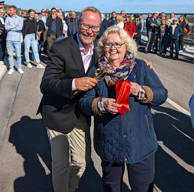 Maschens Ortsbürgermeisterin Angelika Tumuschat-Bruhn feiern die Eröffnung | Foto: Jan Filter