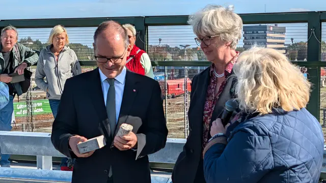 Maschens Ortsbürgermeisterin Angelika Tumuschat-Bruhn überreichte Verkehrsminister Grant Hendrik Tonne Bohrkerne sowohl des alten als auch des neuen Betons der Brücke, die den Unterschied und den technischen Fortschritt deutlich machen | Foto: Jan Filter
