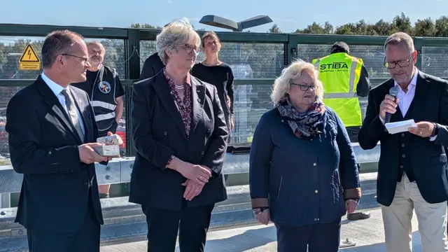 Von links: Minister Grant Hendrik Tonne, Bürgermeisterin Emily Weede, Ortsbürgermeisterin Angelika Tumuschat-Bruhn, Projektleiter Andreas Hein | Foto: Jan Filter