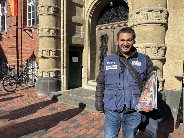 Der Buxtehuder Dusco Dojcinovic verkauft seit drei Jahren die Zeitung Hinz&amp;Kunzt in Buxtehude | Foto: sts