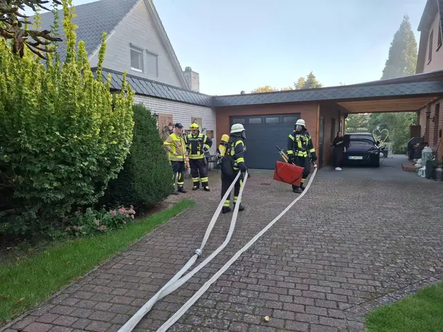 Das Vorgehen der Feuerwehrleute unter Atemschutz zur Menschenrettung | Foto:  Feuerwehr Rottorf    