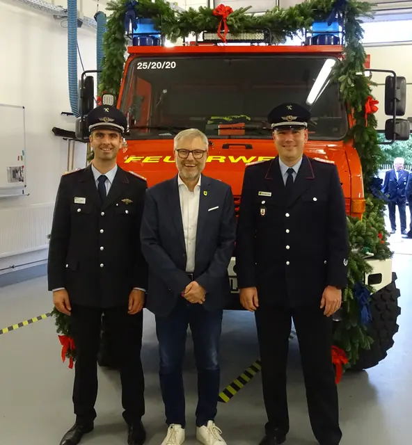 Offizielle Übergabe des TLF 2000 an die Feuerwehr Brackel (v. li.): Ortsbrandmeister Tobias Wiegel, Samtgemeindebürgermeister Olaf Muus, Gemeindebrandmeister Sebastian Seier | Foto: Feuerwehr Brackel