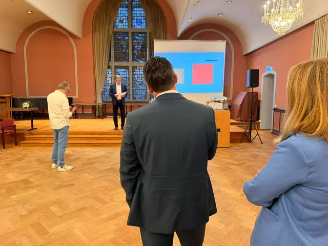 In Stade hat Wahlleiter Carsten Brokelmann das vorläufige Endergebnis verkündet: Kai Koeser hat die Stichwahl mit 55,92 % der Stimmen gewonnen | Foto: mn