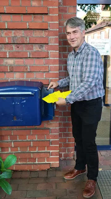 Oliver Sander (Pressesprecher der Stadt Buchholz), leerte das letzte Mal den Briefkasten am Rathaus | Foto: sh