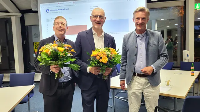 Lachen konnten am Ende alle: Dirk Hirsch (v. li., CDU), Dr. Michael Riedel und Amtsinhaber Jan-Hendrik Röhse | Foto: sh