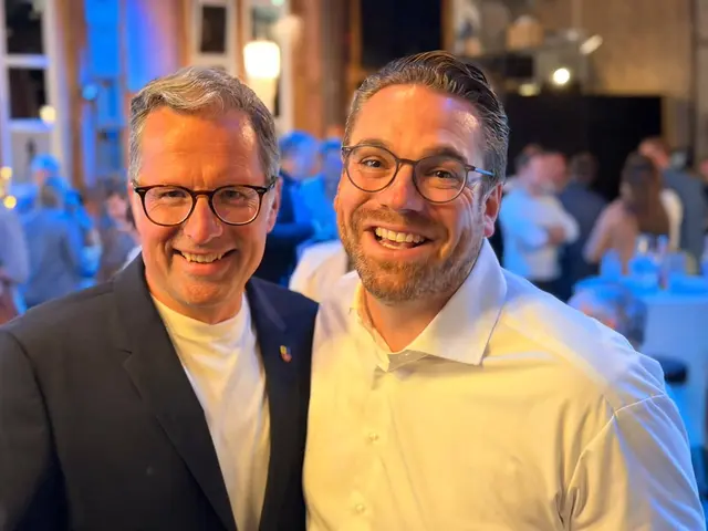 Er kann bereits am Wahlabend wieder lachen: Wahlverlierer Arne Kramer (CDU, re.) hat schließlich einen guten Job beim Landkreis und mit Landrat Kai Seefried (li.) auch einen guten Chef | Foto: mn