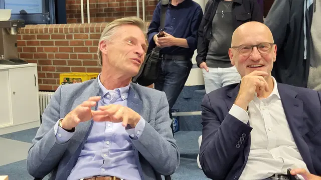 Während noch-Bürgermeister Jan-Hendrik Röhse tiefenentspannt sein kann, hat Dr. Michael Riedel gut Lachen | Foto: sh