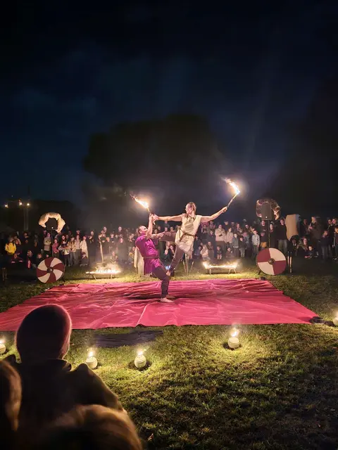 Y damhsa Dóiteáin (gälische für „Der Tanz des Feuers“) vereinen in ihrer Show Feuereffekte mit Elementen aus der Artistik, Tanz und Schauspiel | Foto: Udo Onika