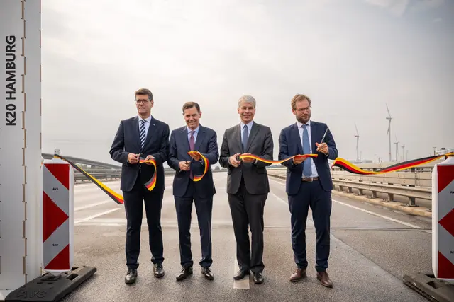 bei der Eröffnung (v. li.):Andreas Irngartinger, technischer Geschäftsführer DEGES, Dr. Michael Güntner, Vorsitzender der Geschäftsführung der Autobahn GmbH des Bundes, Steffen Bilger, Bundesverkehrsminister, Dr. Anjes Tjarks, Senator für Verkehr und Mobilitätswende, Freie und Hansestadt Hamburg. | Foto: Meyerfoto/ Iwo Hoffmann