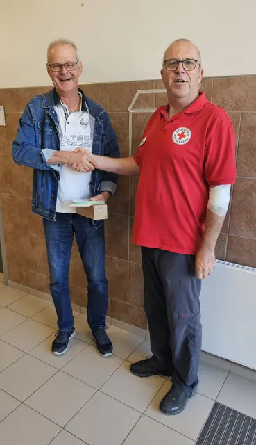 Glückwunsch zur 100. Blutspende: DRK-Vizevorsitzender Göran Wesche (re.) mit Michael Matthies | Foto: DRK Salzhausen-Putensen
