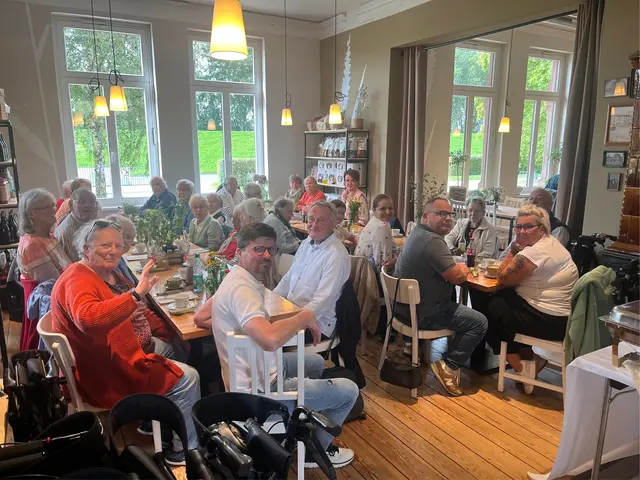 Tagesausflug zur Elbinsel Kaltehofe mit dem DRK-Ortsverein Neu Wulmstorf – gemeinsames Kaffeetrinken.  | Foto: DRK-Ortsverein Neu Wulmstorf