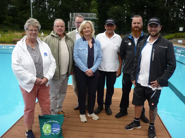 Im Waldbad Salzhausen (v. li.): Ilona Petersen, Andreas Will, Jan Maack und Dagmar Maigatter vom Vorstand des Fördervereins sowie die Fachangestellten Peter Verdonck, Christoph Hintze und Christoph Jäger. Es fehlen vom Schwimmbadteam Uwe Britze, Laura Droege und Carmen Wiermann | Foto: Joerg Stallbaum