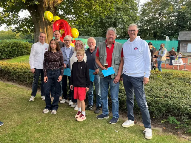 Über 50 Jahre TCV freuen sich Gründungsmitglieder, aktuelle Vorstände und der Nachwuchs, v. l. Daniel Stadach (1. Vorsitzender TCV), Lilo Kittel (Nachwuchsspielerin), Dr. Hendrik Hauschild (25 Jahre Mitglied), Renate Vock (50 Jahre Mitglied), Claudia Krause (Vorständin TCV), Jonas Stadach (Nachwuchsspieler), Klaus-Wilfried Kienert (Gründungsmitglied und Erster Stellvertretender Bürgermeister der Gemeinde Rosengarten), Joachim Gerlach (Gründungsmitglied) und Achim Vock (2. Vorsitzender TCV). | Foto: Foto TCV