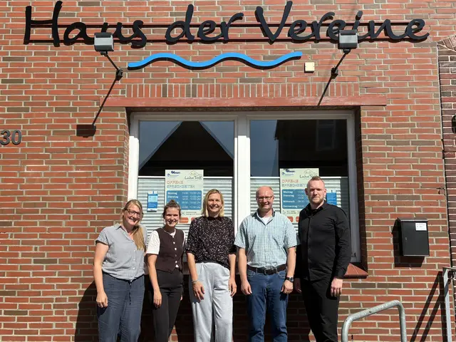 Freuen sich über die erfolgreiche Fortführung der Sozialberatung (v. li.): Jessica Karbon, Lisa-Sophie Zitko (beide Stadt Winsen), Franziska Jürgens (Sozialarbeiterin Herbergsverein Winsen) sowie Holger Buhr und Tim Langner (beide Geschäftsführung Herbergsverein) | Foto: Stadt Winsen