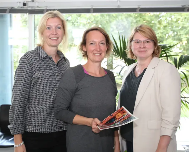 Beim Trägertreffen der Kindertagesstätten betonten Juliane Thoms (v. li.), Sophie Stenzel und Janine Stebner-Pietruska die Bedeutung der Sprachförderung | Foto: ©Landkreis Harburg