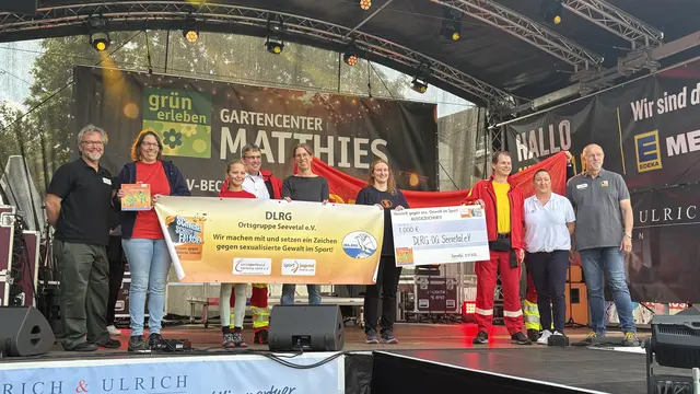 Bei der Übergabe der Auszeichnung (v. li.):  Kenneth Dittman-Haselhorst, Svenja Hillebrecht, Kim Wölfel, Markus Wölfel, Melanie von Borstel, Paulina Stelter, Sven Tägtmeier, Nadine Becher und KSB-Vorsitzender Uwe Bahnweg | Foto: Kreissportbund