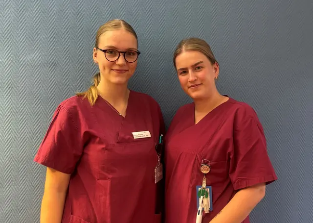Emma Renken (l.) und Evelyn Singer, Pflege-Azubis im dritten Ausbildungsjahr an der GSBZ, haben soeben das Praxisprojekt „Azubis leiten eine Station“ im Krankenhaus Buchholz erfolgreich gemeistert | Foto: Krankenhäuser Buchholz-Winsen