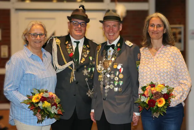 Vizekönig Dirk Köster mit seiner Ehefrau Ursula (re.) mit dem Adjutantenpaar Marco und Anja Becker

  | Foto: Schützenverein Neu Wulmstorf und Umgebung v. 1952 e. V.