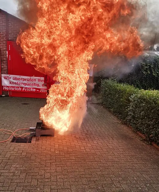Auf der Feier wird eine Fettbrandexplosion gezeigt - und wie sich gelöscht werden kann | Foto: Firma Heinrich Fricke