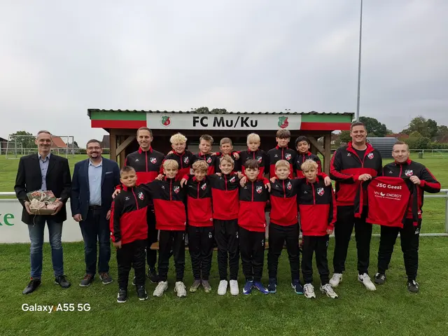 Die U12 der JSG Geest in ihren neuen Trainingsanzügen zusammen mit den Trainern und den Sponsoren Dennis Völckers (ganz links) und Christian Haffke (zweiter von links) | Foto: TSV Mulsum
