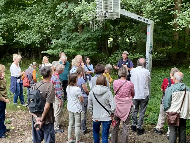 Pflanzenexperte Matthias Schuh erklärt den Teilnehmenden des Info-Spaziergangs die Auswirkungen des Klimawandels | Foto: Samtgemeinde Hanstedt