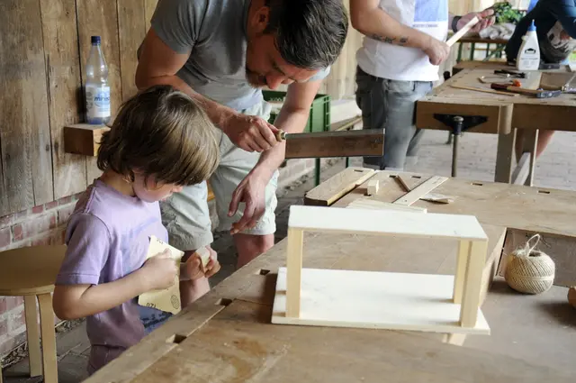Beim "Ferienspaß" werken Kinder am 20.10. ein Vogelhaus im Freilichtmuseum am Kiekeberg. | Foto: FLMK